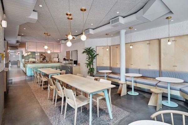 Mẫu trần thạch cao đẹp đơn giản giúp không gian quán cafe trở nên hiện đại và thanh lịch